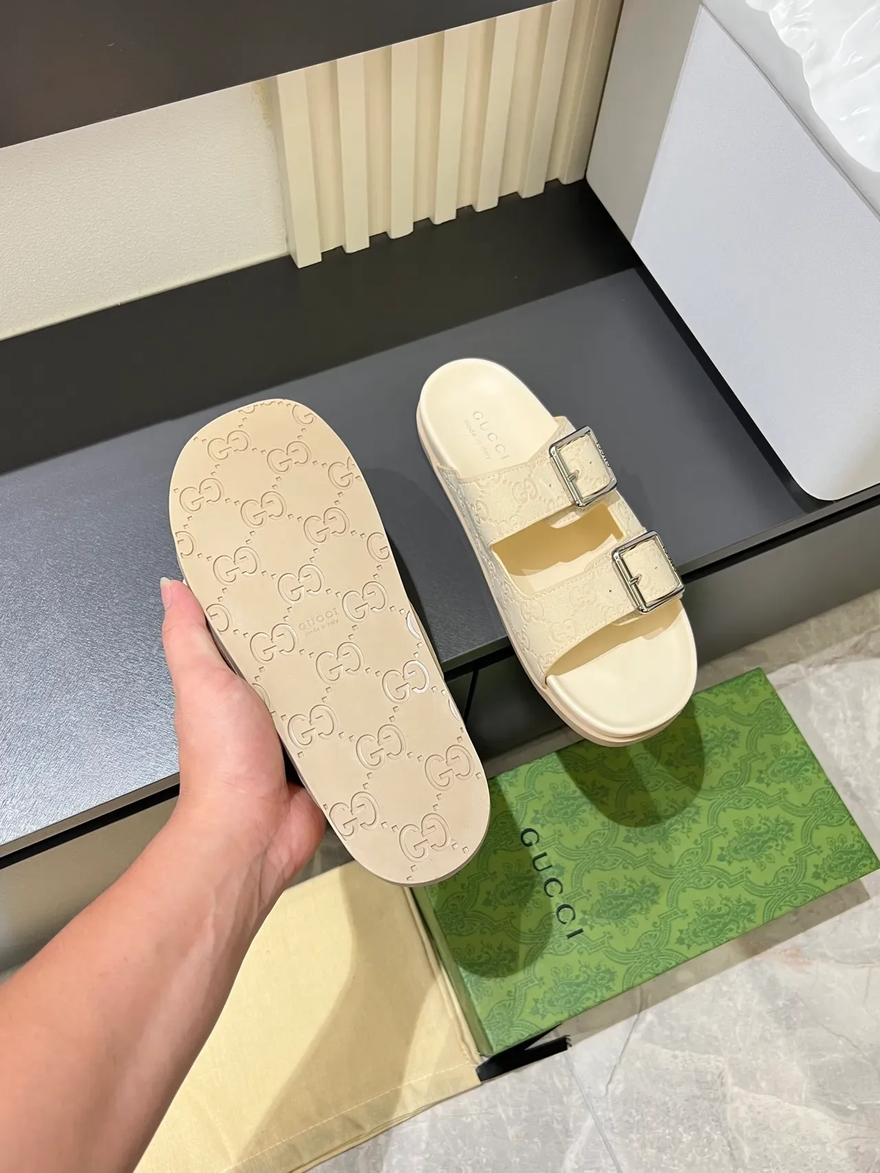 Gucci Screener Embossed GG Buckle Slide sandales casual 4