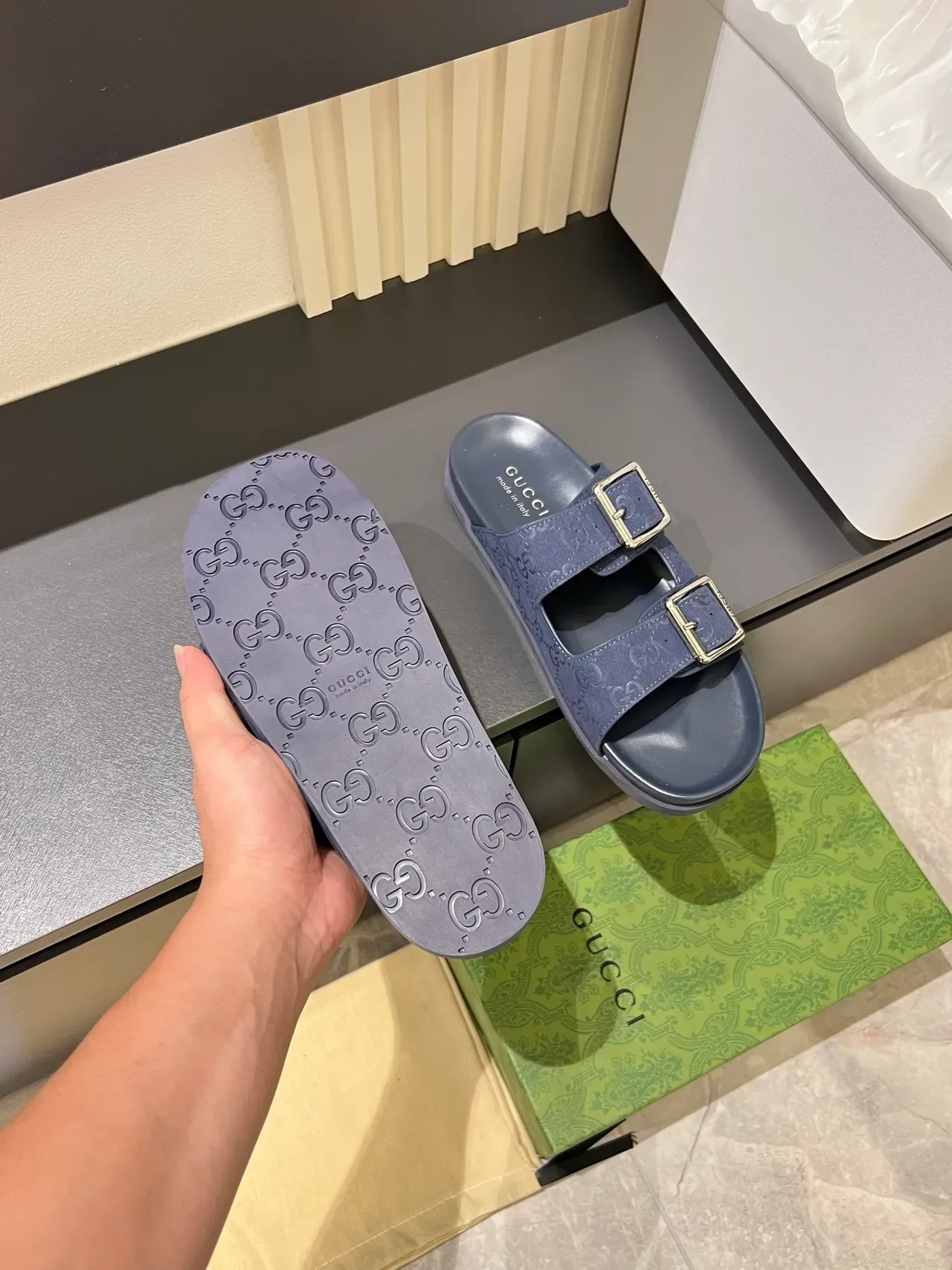 Gucci Screener Embossed GG Buckle Slide sandales casual 5