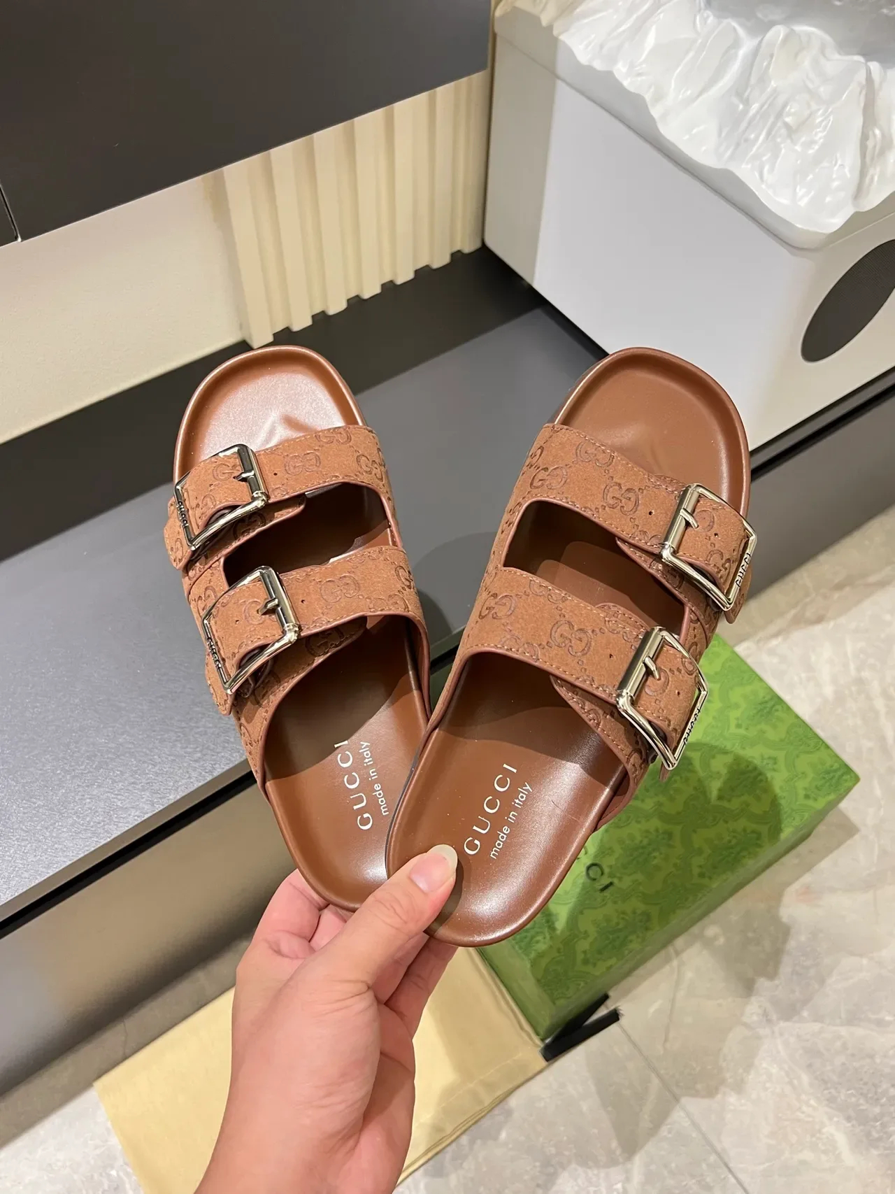 Gucci Screener Embossed GG Buckle Slide sandales casual 6