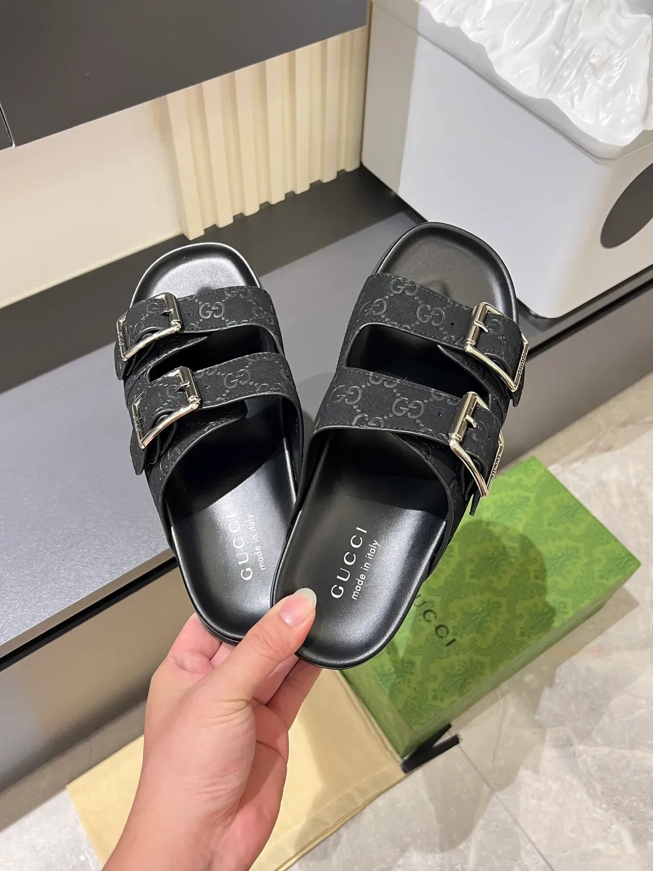 Gucci Screener Embossed GG Buckle Slide sandales casual 7
