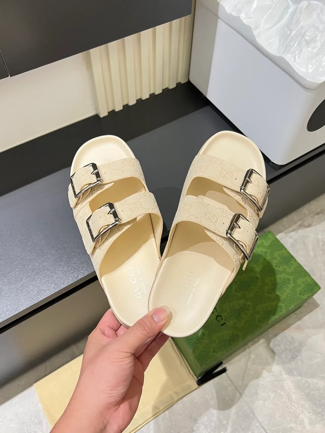 Gucci Screener Embossed GG Buckle Slide sandales casual 8