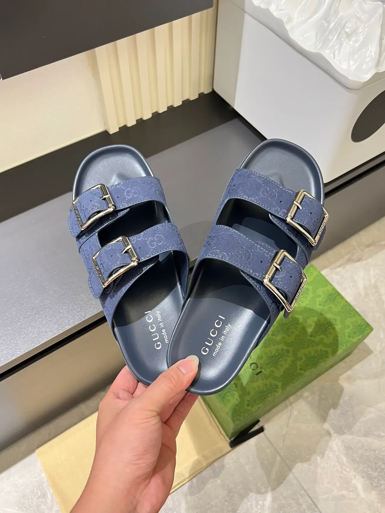 Gucci Screener Embossed GG Buckle Slide sandales casual 9
