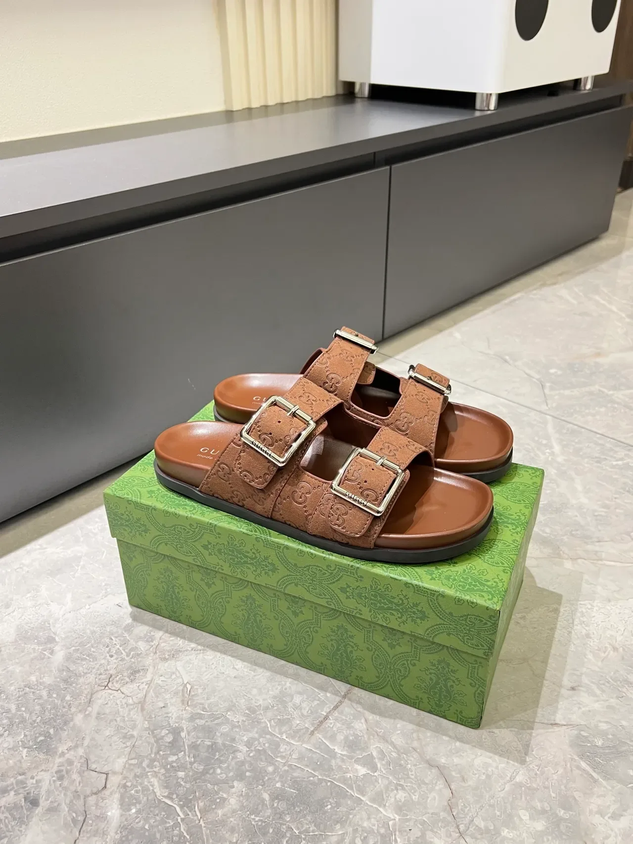 Gucci Screener Embossed GG Buckle Slide sandales casual 10