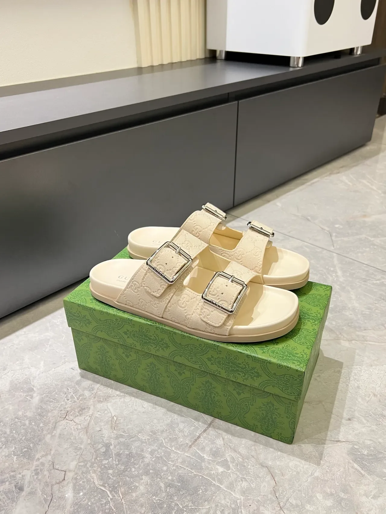 Gucci Screener Embossed GG Buckle Slide sandales casual 12