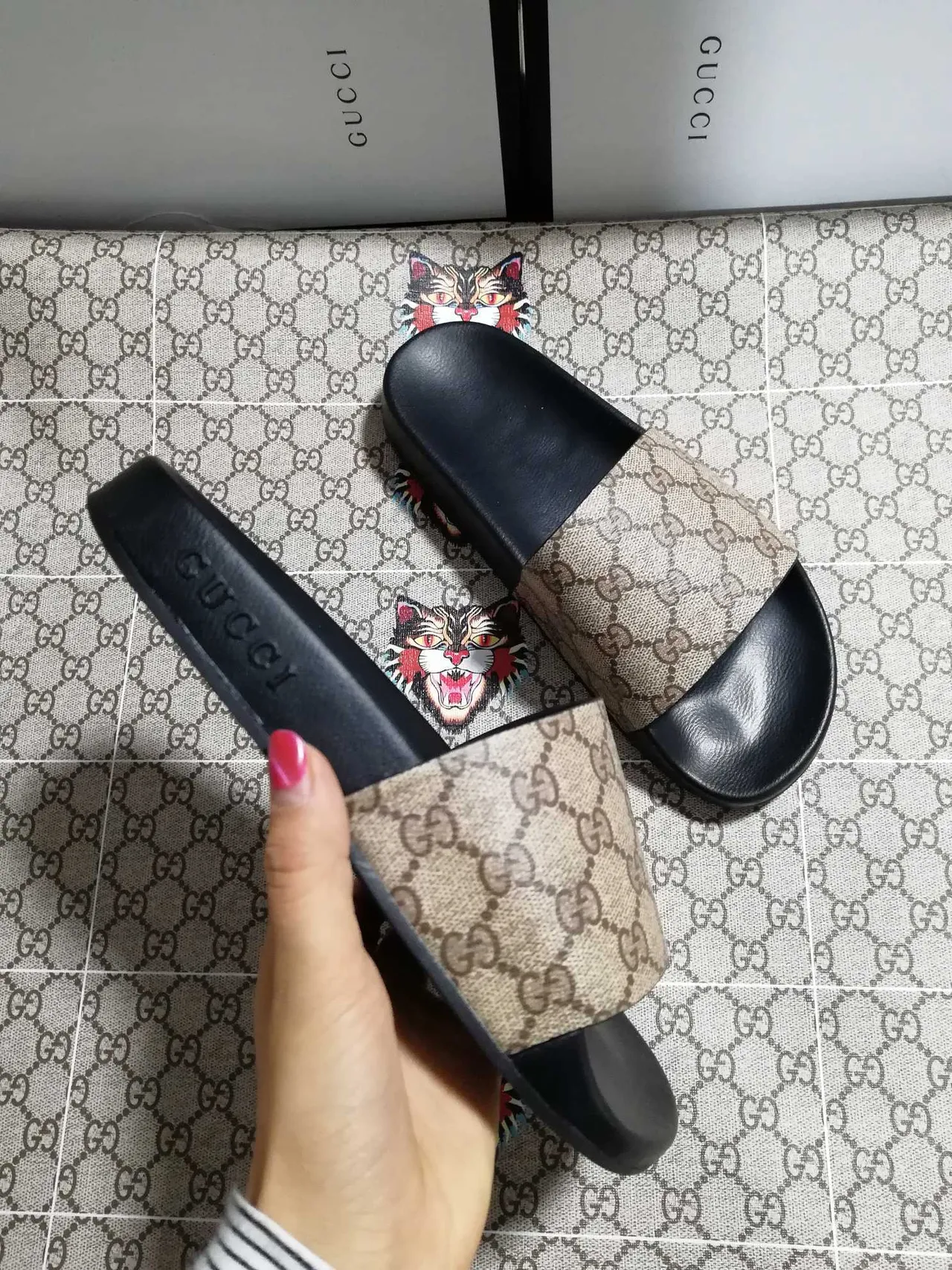 Gucci Screener GG Supreme Beige et Noir Chaussons 2