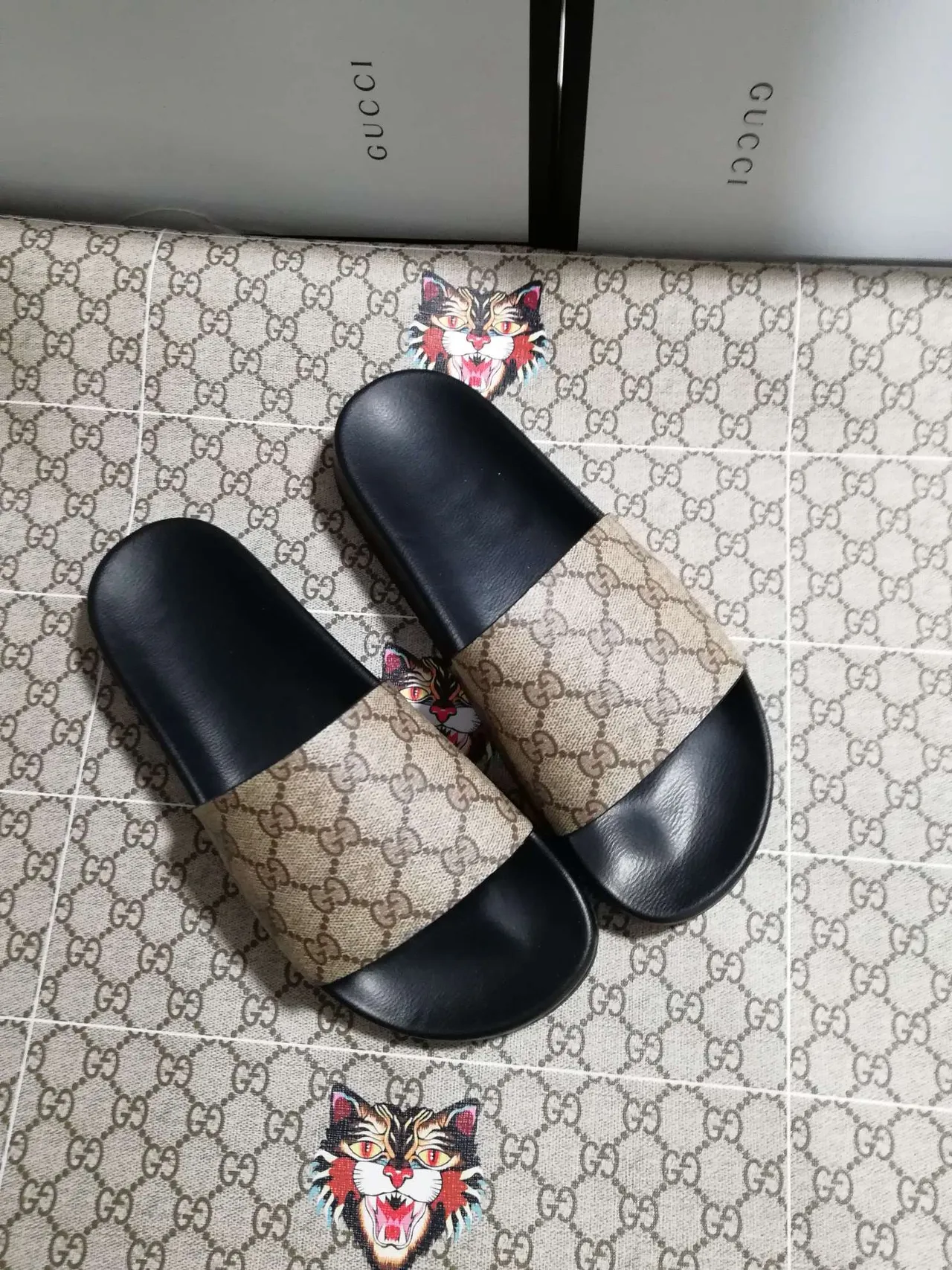 Gucci Screener GG Supreme Beige et Noir Chaussons 3