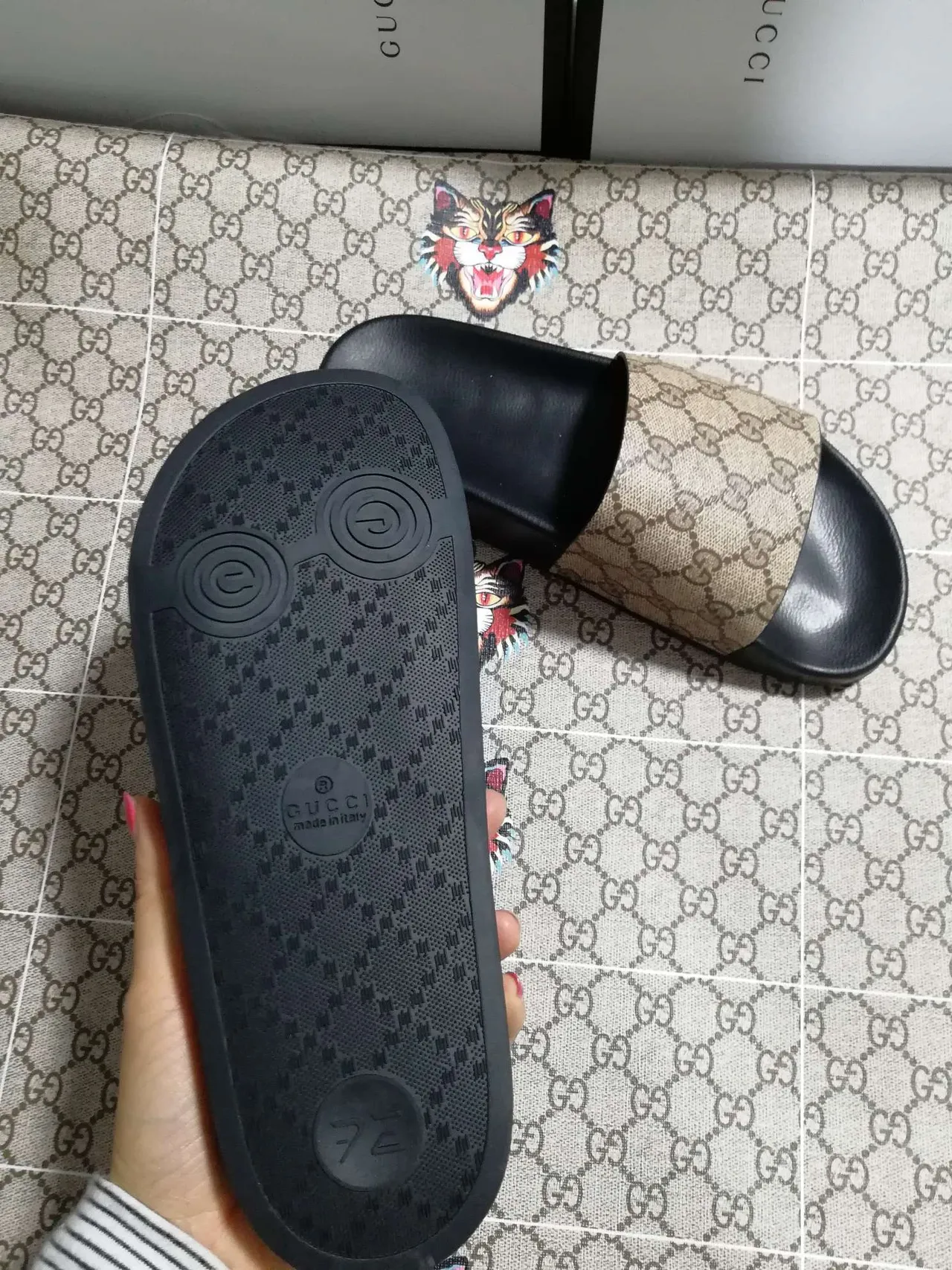 Gucci Screener GG Supreme Beige et Noir Chaussons 4