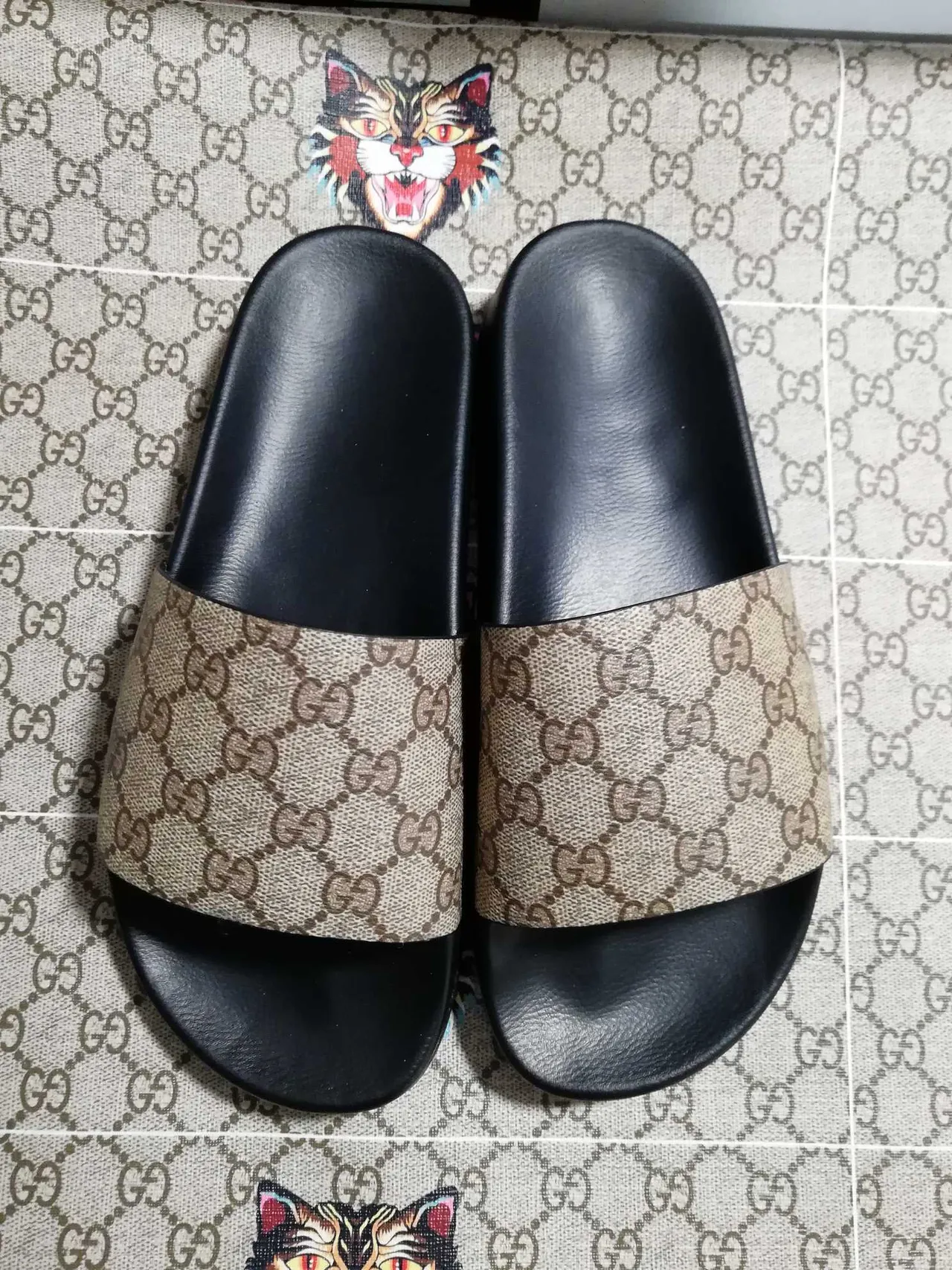 Gucci Screener GG Supreme Beige et Noir Chaussons 5