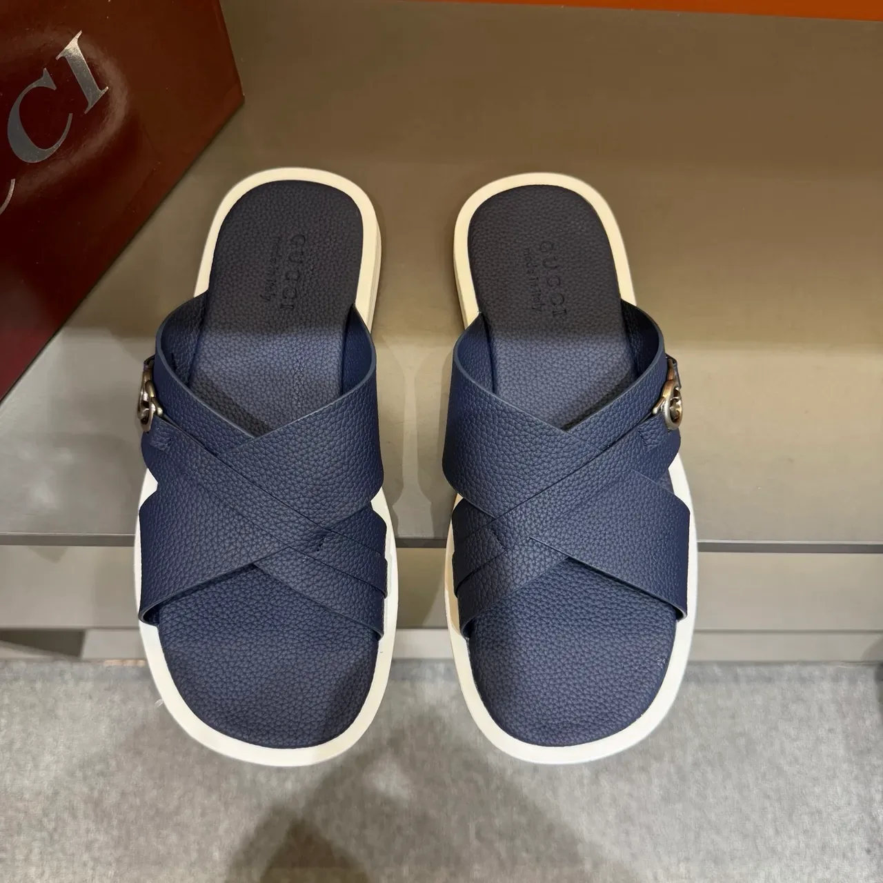 Gucci Screener Sandálias Slide Tirante Cruzado Fivela Metal 3