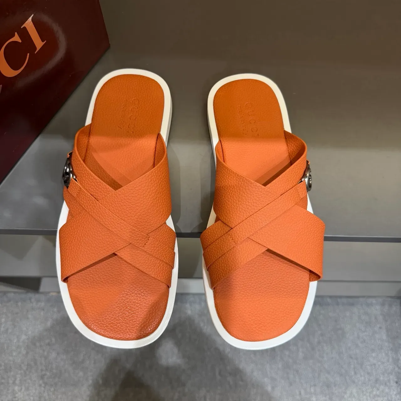 Gucci Screener Sandálias Slide Tirante Cruzado Fivela Metal 4