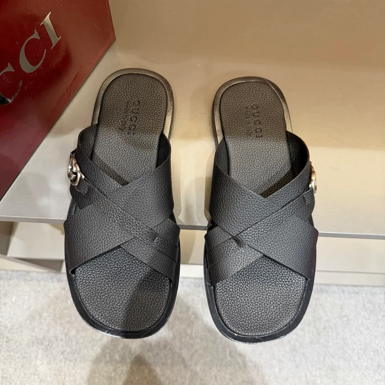 Gucci Screener Sandálias Slide Tirante Cruzado Fivela Metal 7