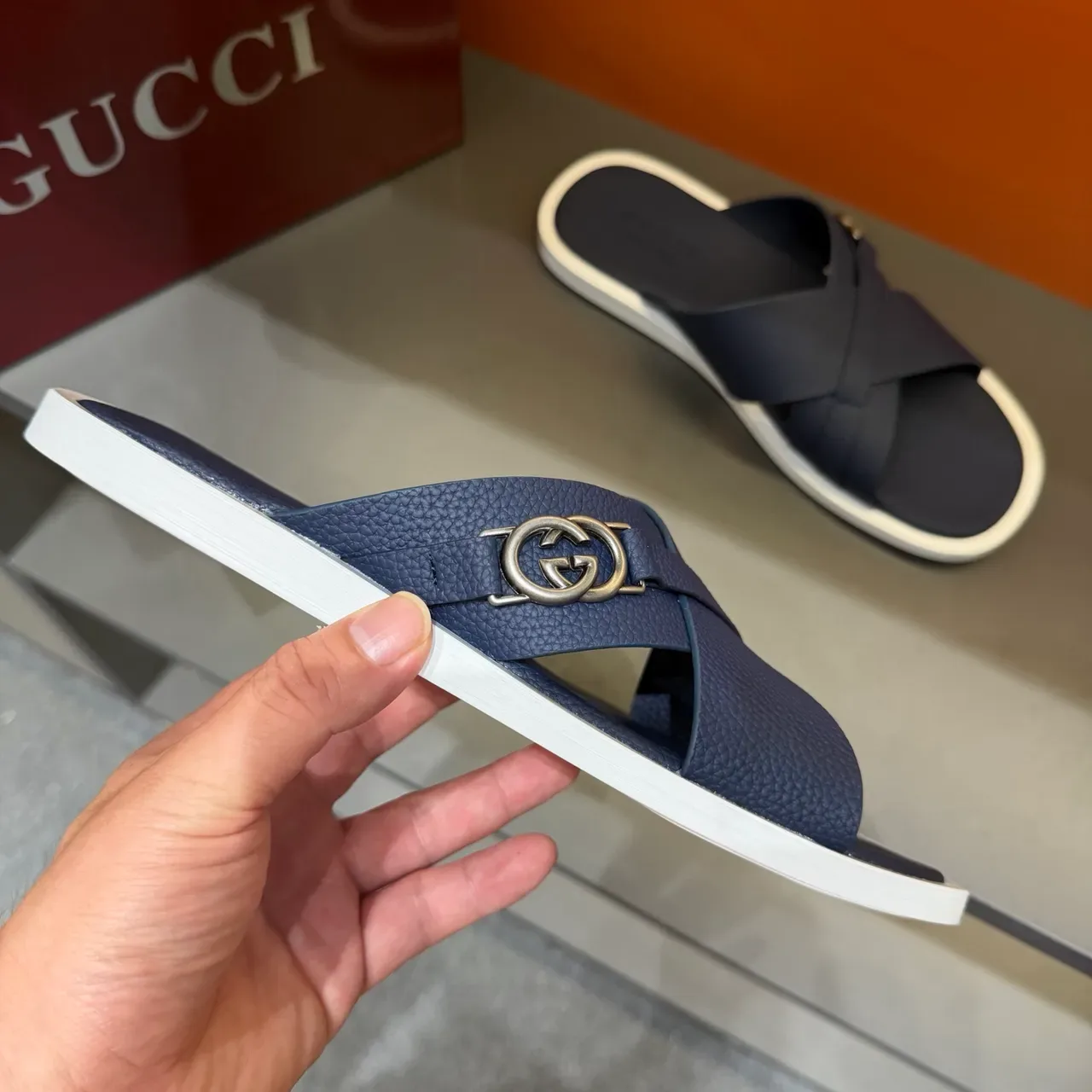 Gucci Screener Sandálias Slide Tirante Cruzado Fivela Metal 12