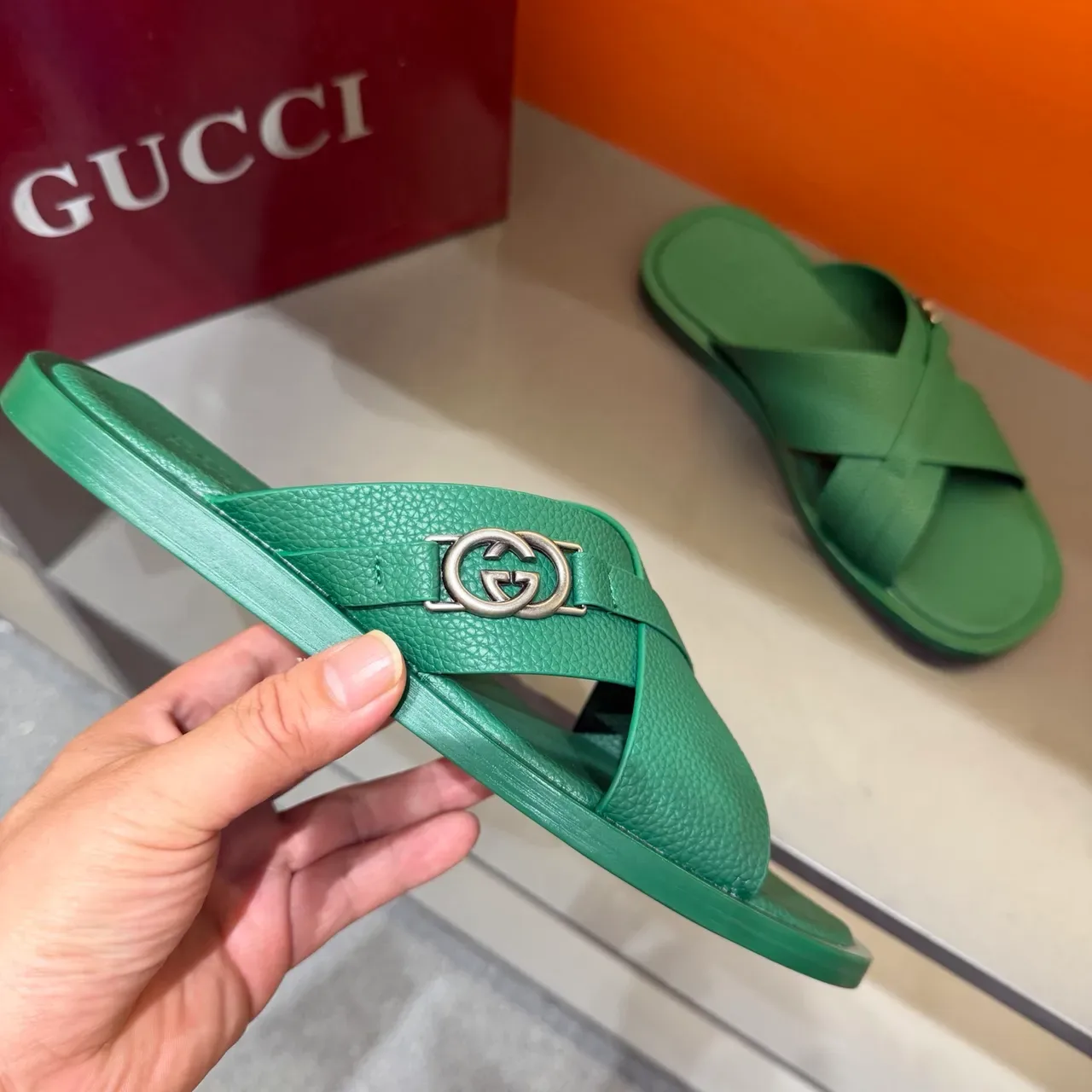 Gucci Screener Sandálias Slide Tirante Cruzado Fivela Metal 14