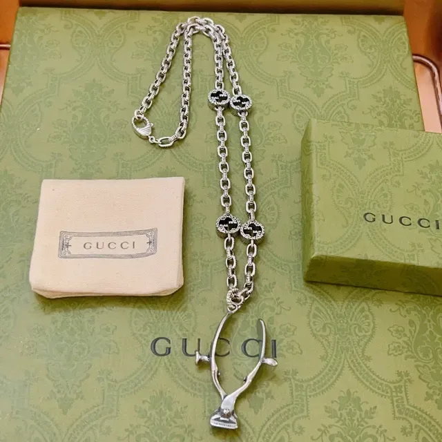 Gucci Silver Black Oxidized Chain Sculptural Clasp-Shaped Pendant Necklace 3