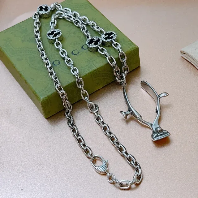 Gucci Silver Black Oxidized Chain Sculptural Clasp-Shaped Pendant Necklace 4