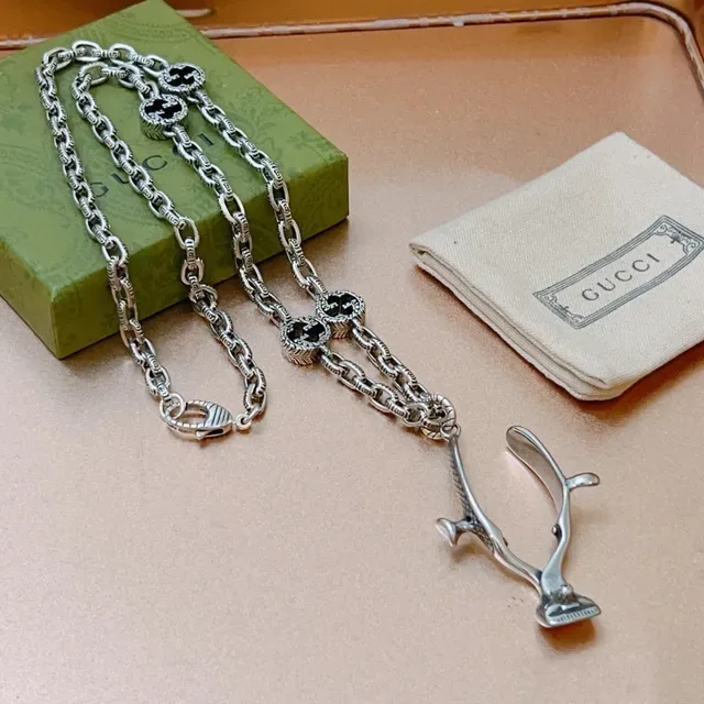 Gucci Silver Black Oxidized Chain Sculptural Clasp-Shaped Pendant Necklace 5