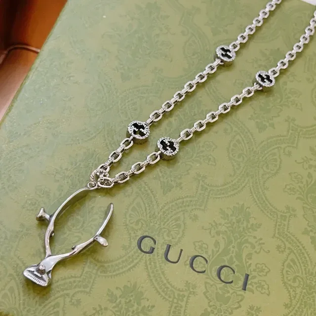 Gucci Silver Black Oxidized Chain Sculptural Clasp-Shaped Pendant Necklace 7