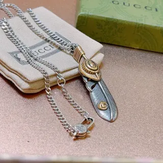 Gucci قلادة ريش معدنية بلونين فضي وذهبي