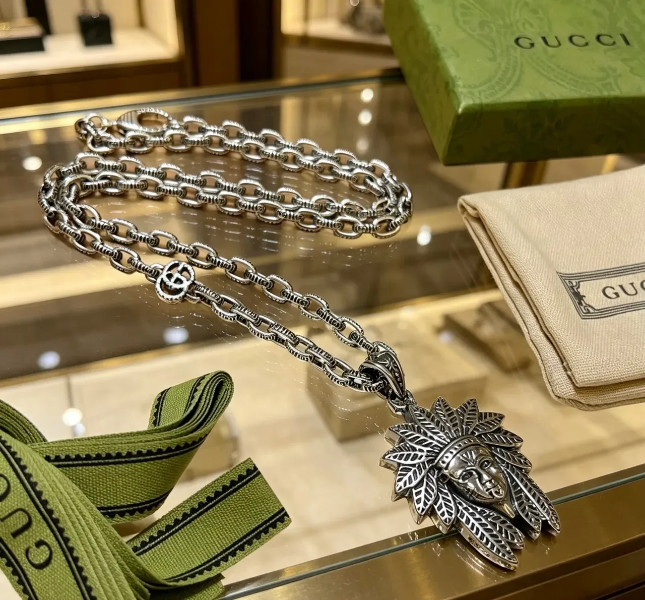 Gucci Silver Green Heavy-Link Chain Feathered Headdress Pendant Necklace 4