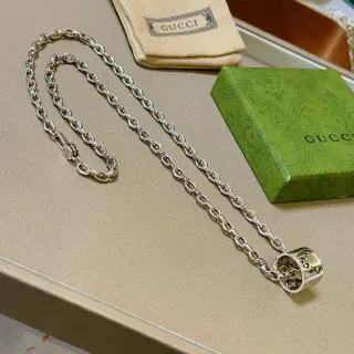 Gucci Collier chaîne de maillons argentée ornée avec pendentif cylindrique ouvert