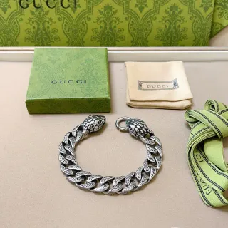 Gucci Pulsera de eslabones curb plateados con terminales de cabeza de serpiente grabados foliados ornamentados
