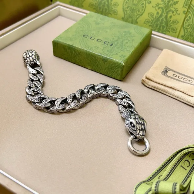 Gucci Silver Snake-Head Terminals Ornate Foliate-Engraved Curb Links Bracelet 2