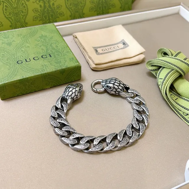 Gucci Silver Snake-Head Terminals Ornate Foliate-Engraved Curb Links Bracelet 9
