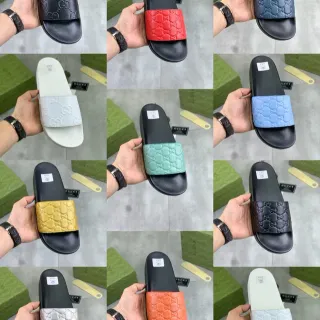 Gucci Slide काला और डार्क ब्राउन उभरे हुए GG मोनोग्राम स्लिपर्स