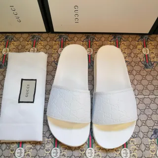 Gucci स्लाइड सफेद एम्बॉस्ड GG Monogram स्लिपर्स
