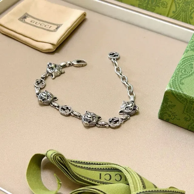 Gucci 虎头与 Interlocking G 图案银色手链 5