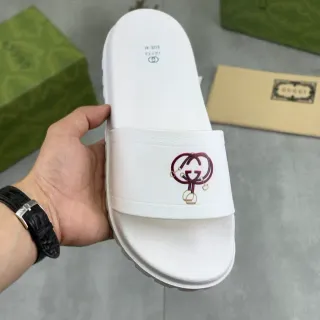 Gucci सफेद बर्गंडी रबर-मोल्डेड सोल एम्ब्रॉइडर्ड हॉर्सबिट जीजी लोगो चप्पल