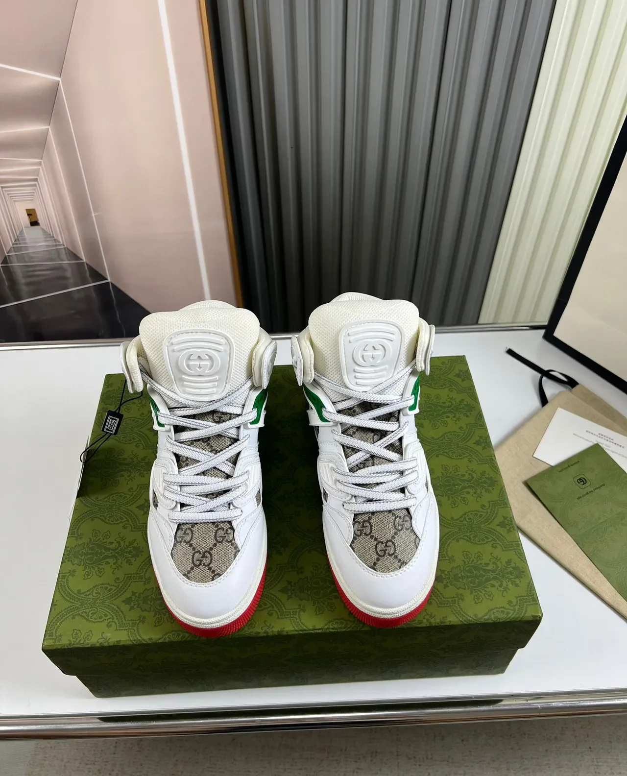 Gucci Tênis Lifestyle Branco e Vermelho de Cano Alto com Camadas de Sintético 3