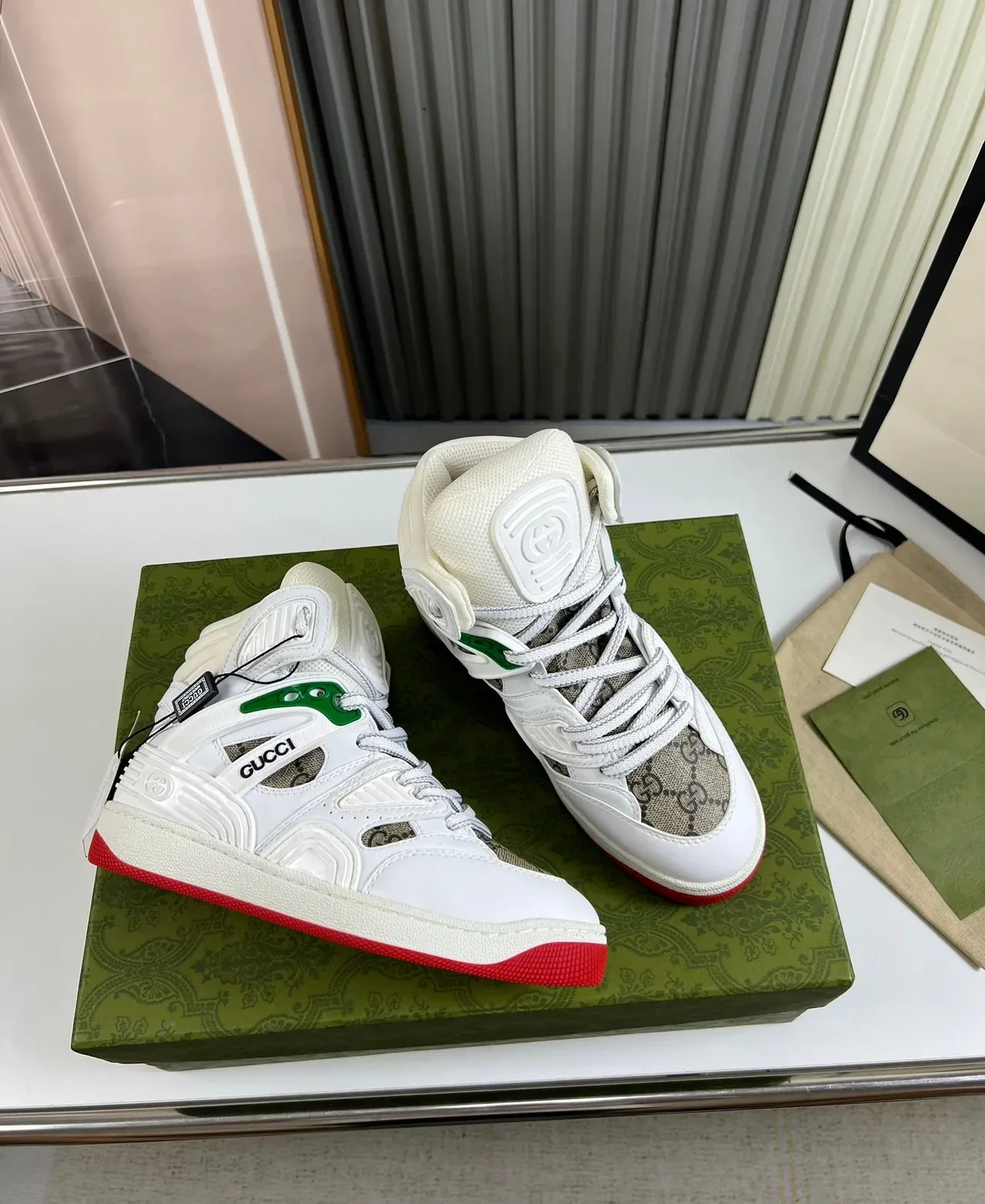 Gucci Tênis Lifestyle Branco e Vermelho de Cano Alto com Camadas de Sintético 6