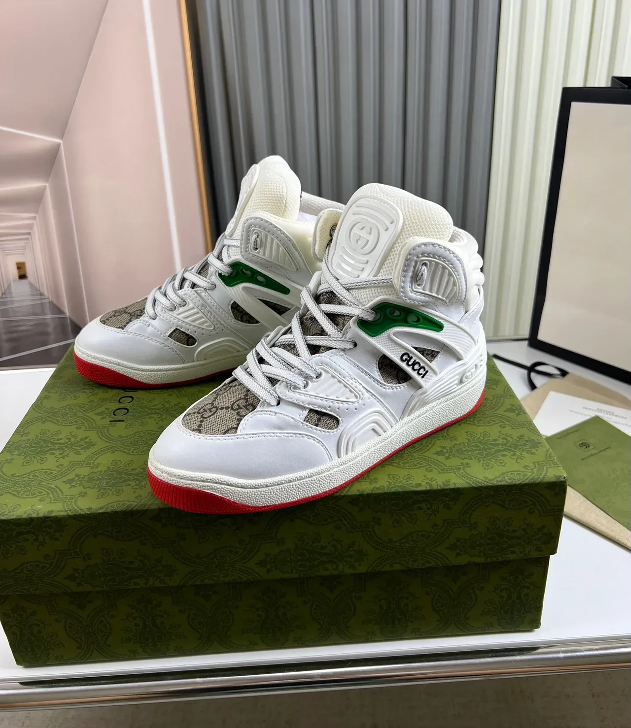 Gucci Tênis Lifestyle Branco e Vermelho de Cano Alto com Camadas de Sintético 9