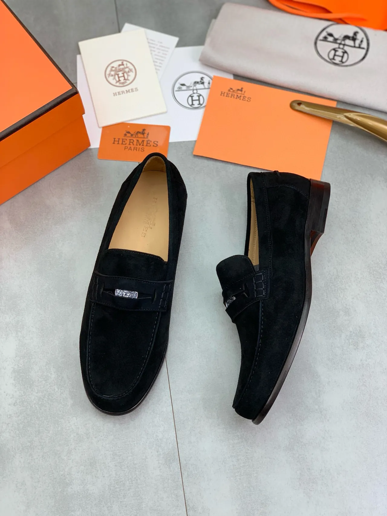 Hermès Penny Loafer en Daim Noir et Brun 4