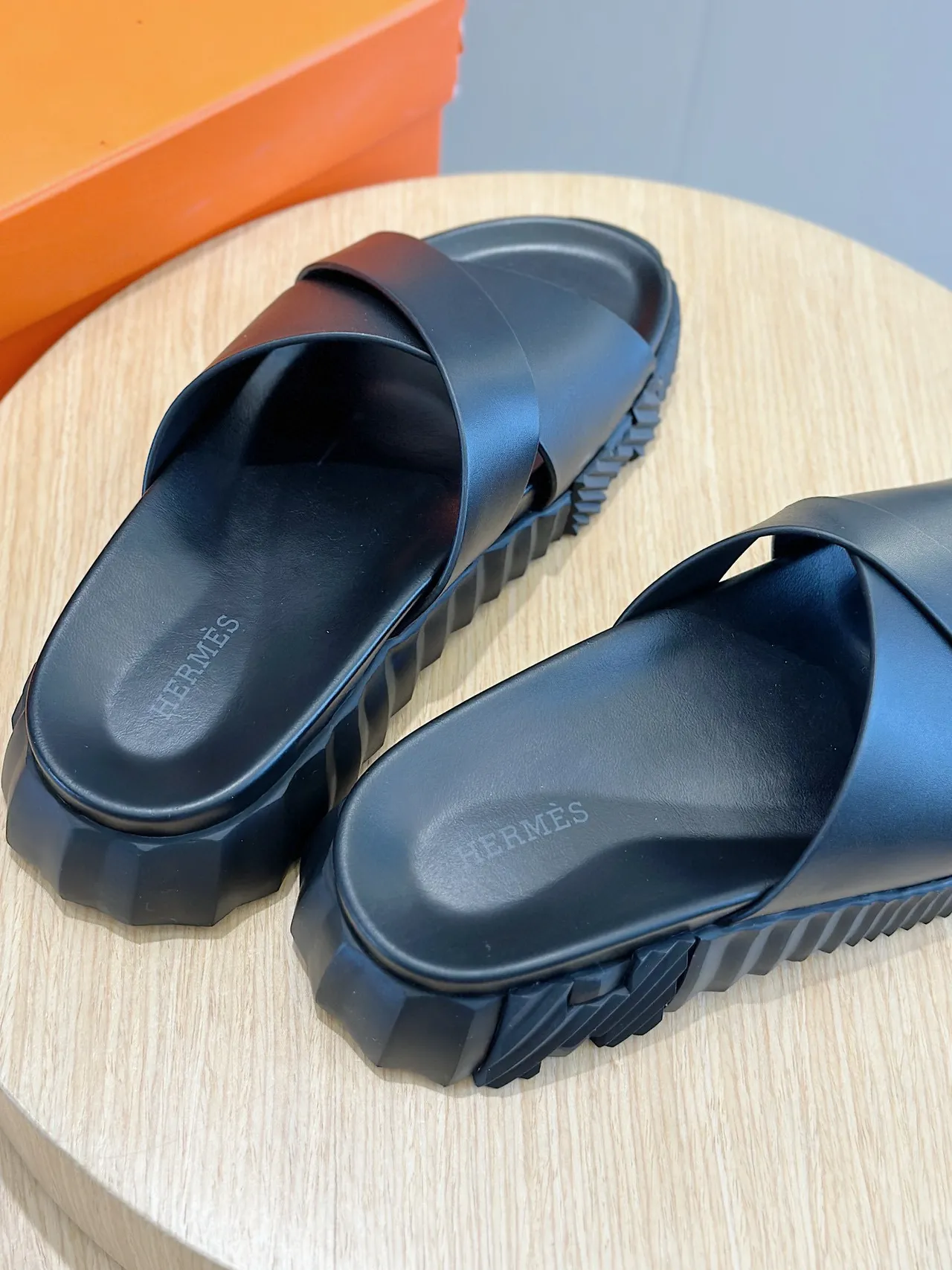 Hermès কালো ক্রিসক্রস স্ট্র্যাপ প্ল্যাটফর্ম স্লিপার্স 6