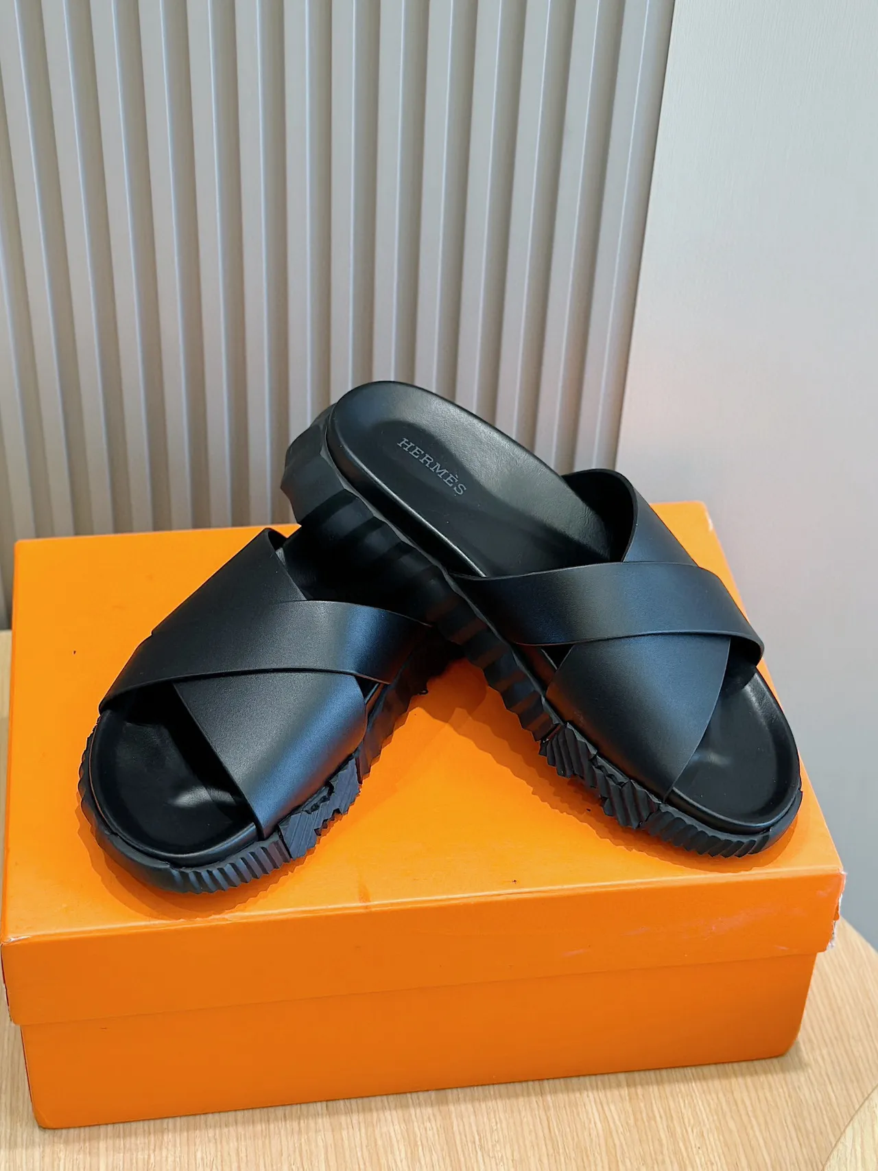 Hermès কালো ক্রিসক্রস স্ট্র্যাপ প্ল্যাটফর্ম স্লিপার্স 8