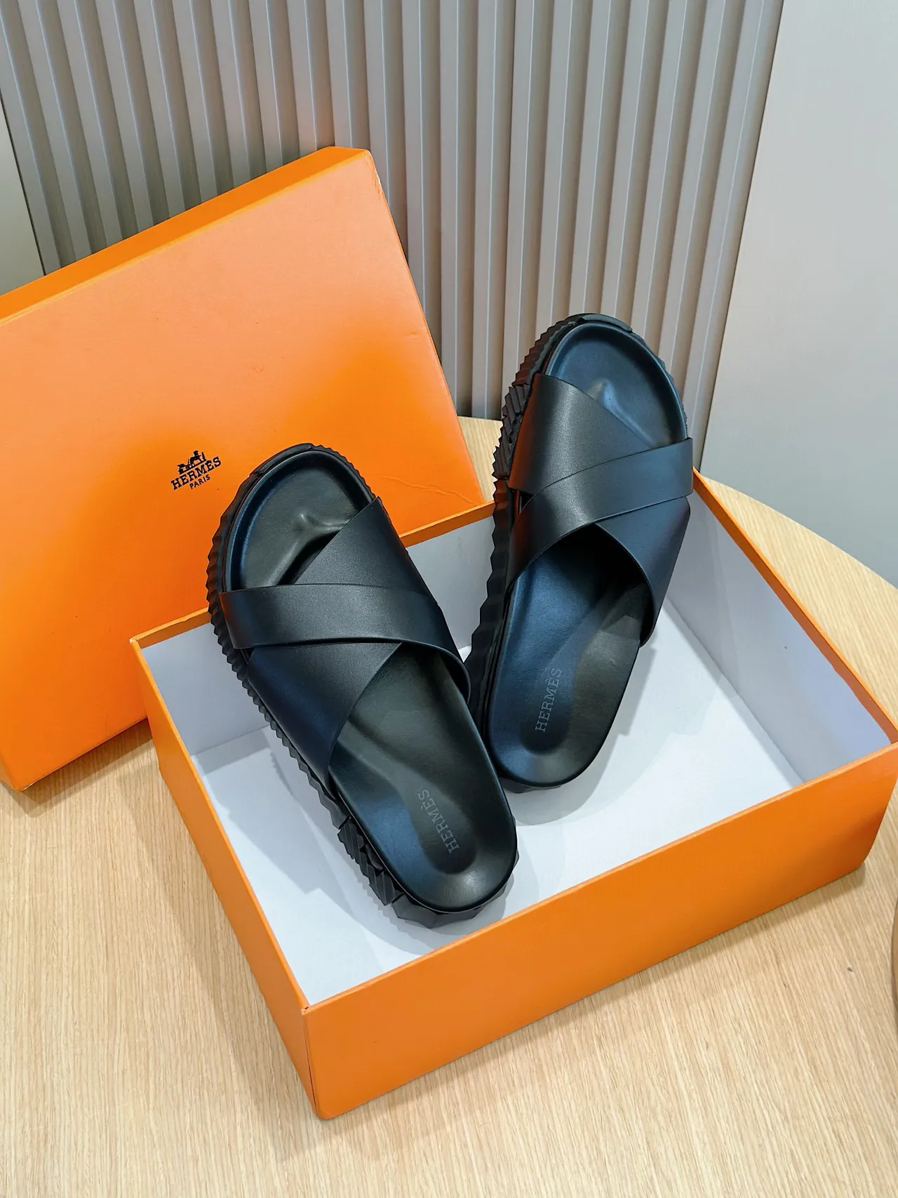Hermès কালো ক্রিসক্রস স্ট্র্যাপ প্ল্যাটফর্ম স্লিপার্স 9