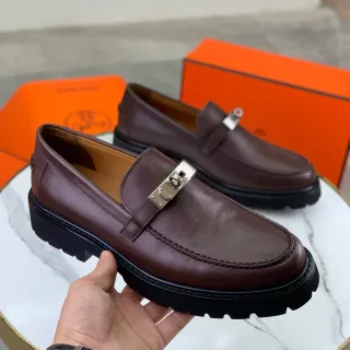 Hermès Mocasín de Cuero Marrón Negro Slip-On con Hebilla de Metal Turn-Lock