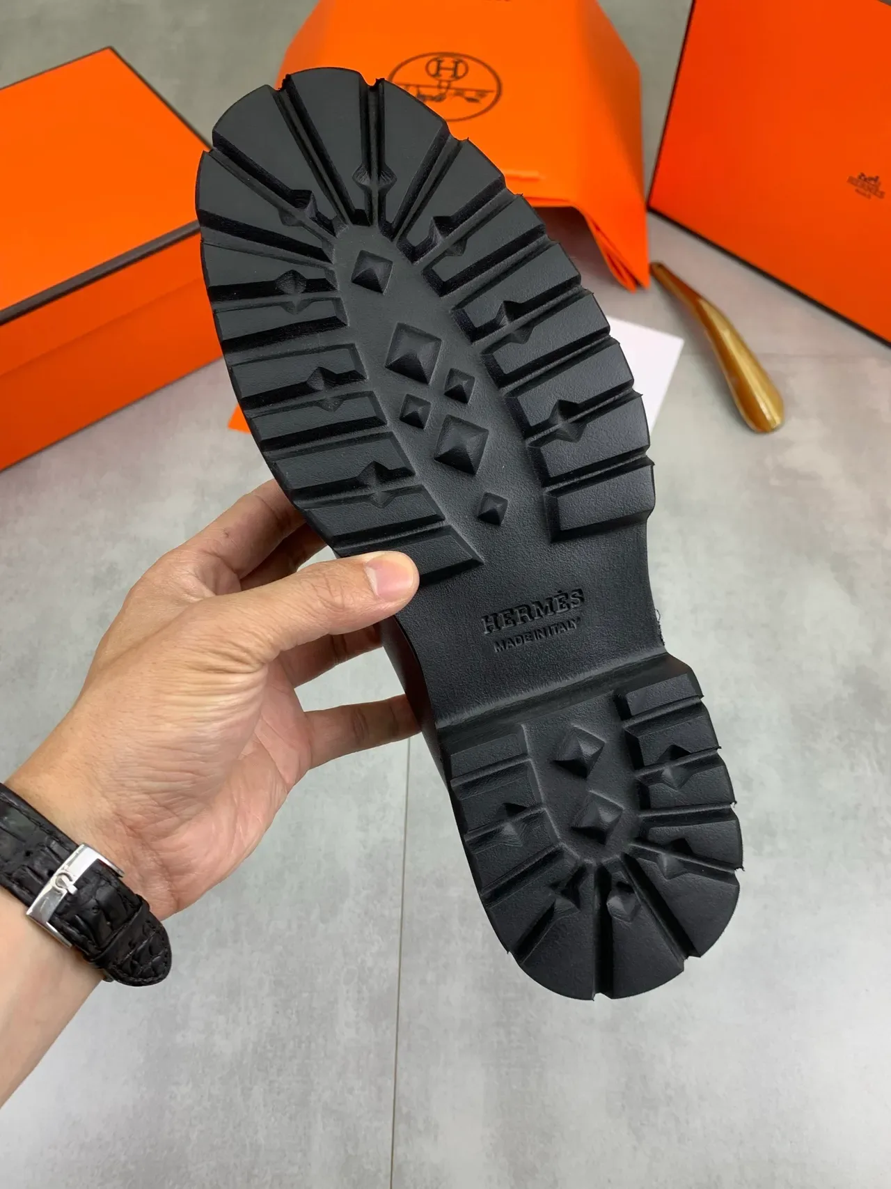 Hermès Mocassim de Couro Marrom Preto Slip-On com Fivela de Metal Turn-Lock 3