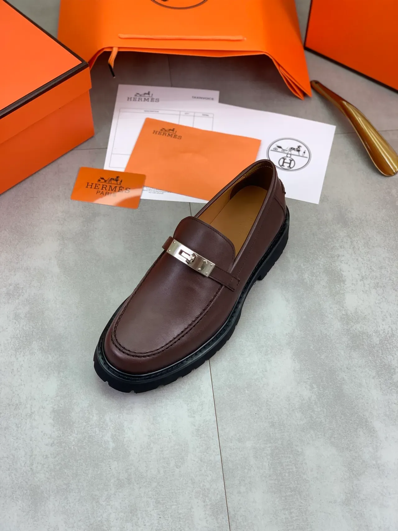 Hermès Mocassim de Couro Marrom Preto Slip-On com Fivela de Metal Turn-Lock 4