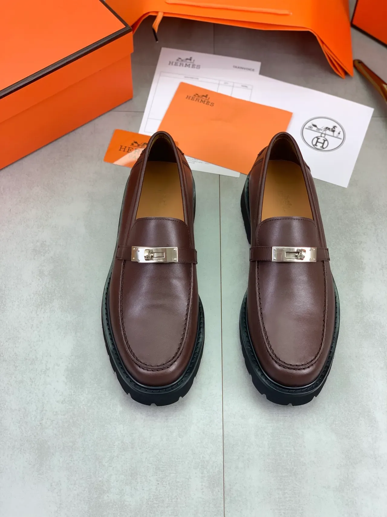 Hermès Mocassim de Couro Marrom Preto Slip-On com Fivela de Metal Turn-Lock 5
