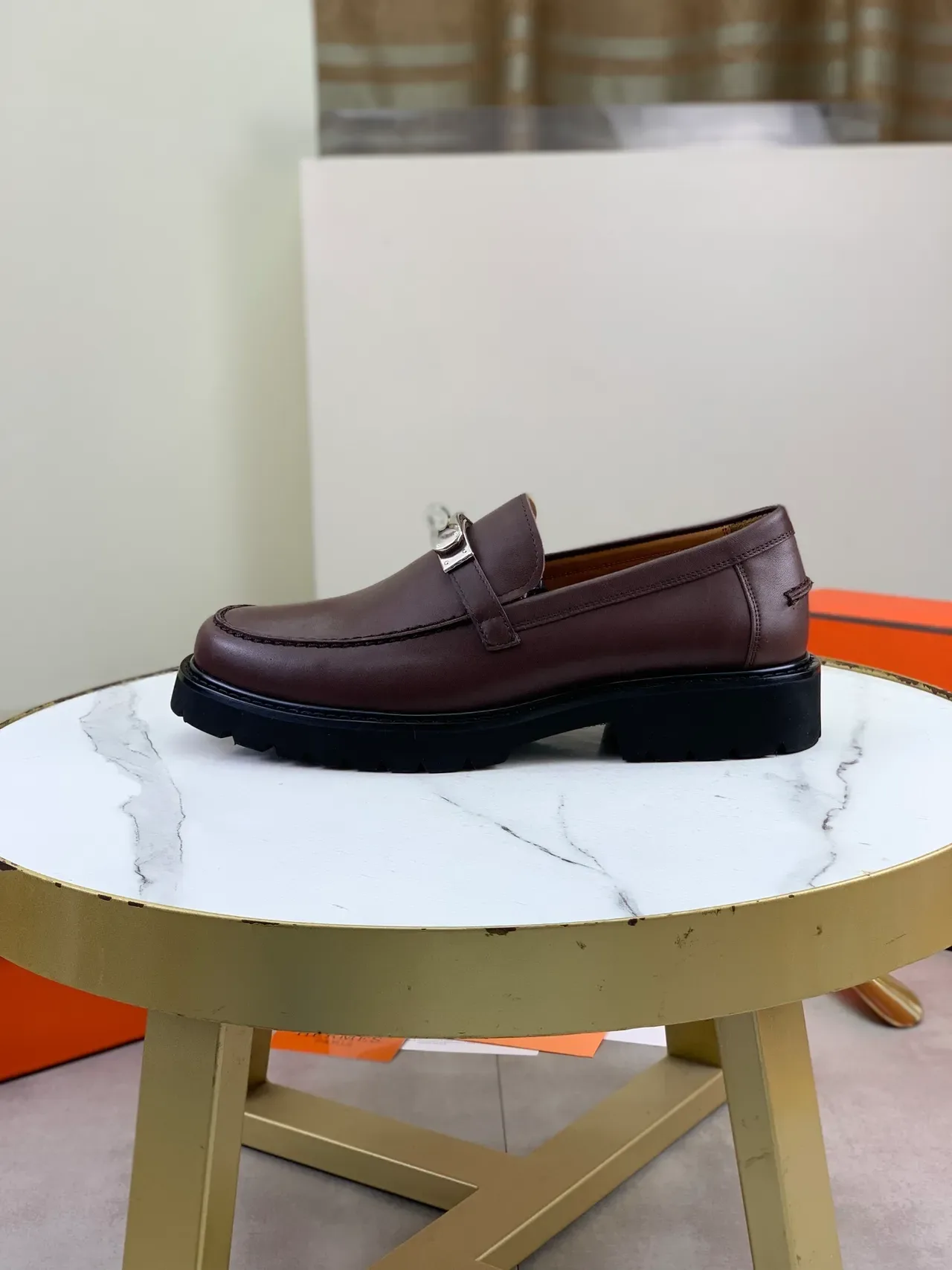 Hermès Mocassim de Couro Marrom Preto Slip-On com Fivela de Metal Turn-Lock 6