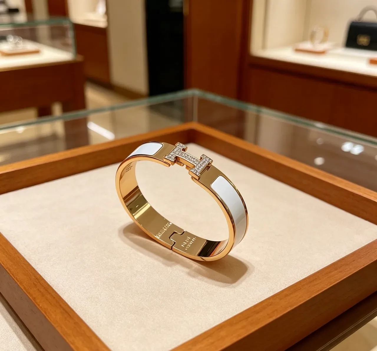 Hermès Clic H Bracelet Émail Bleu clair Or ton doré Pavé Diamond H-Clasp Bracelet 9