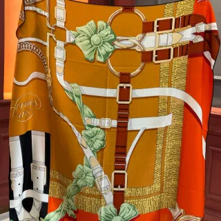Hermès घुड़साल हार्नेस प्रिंट नारंगी रेशम स्कार्फ
