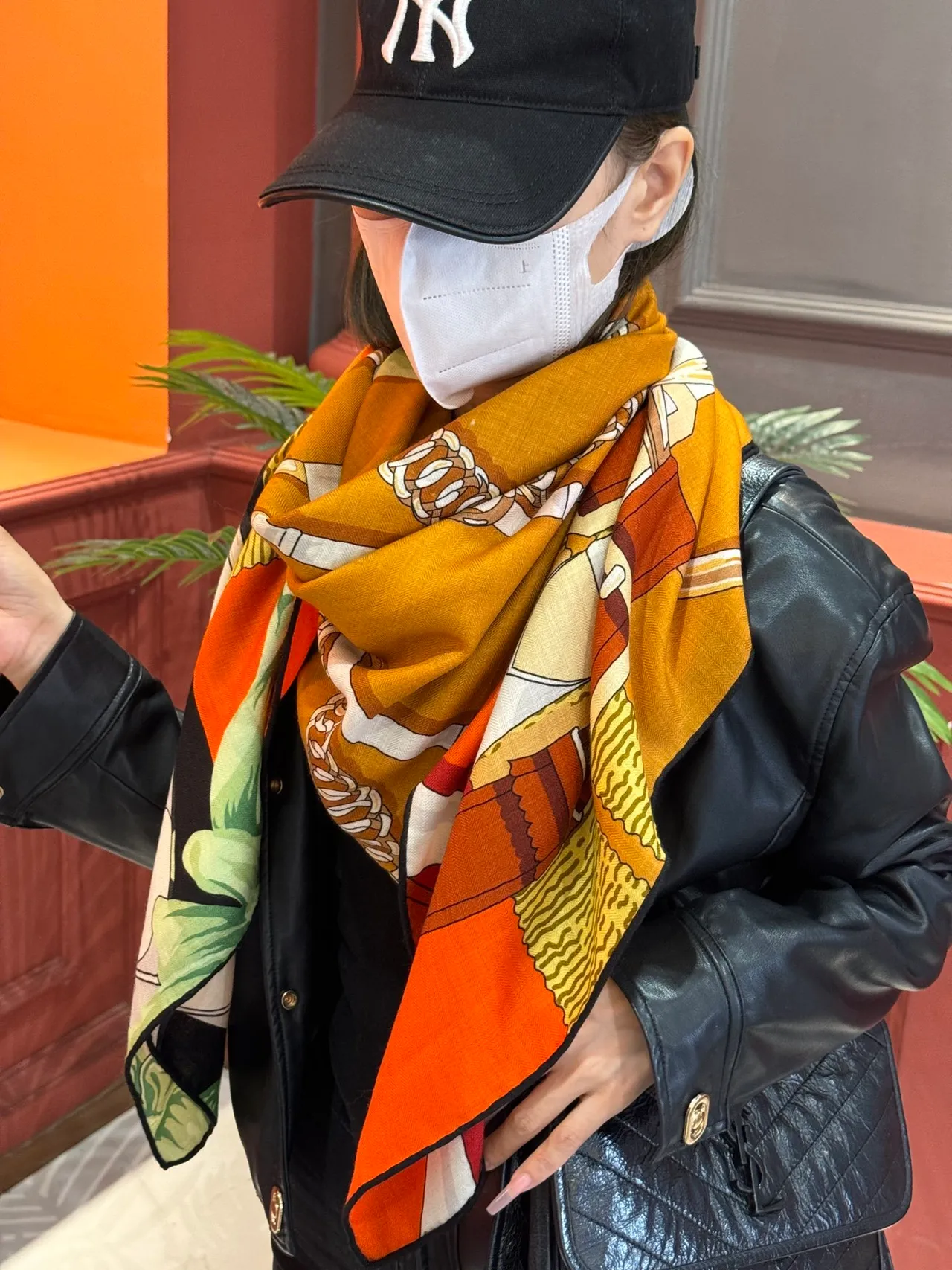 Hermès Arnês Equestre Imprimé orange Foulard en Soie 4