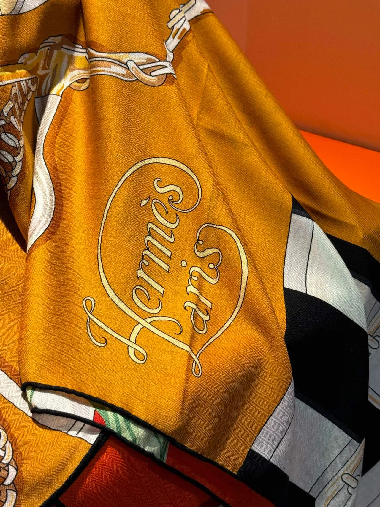 Hermès Arnês Equestre Imprimé orange Foulard en Soie 9
