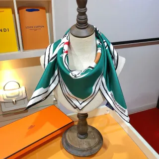 Hermès Pañuelo de Seda Cuadrado con Bordes Impresos en Verde y Blanco