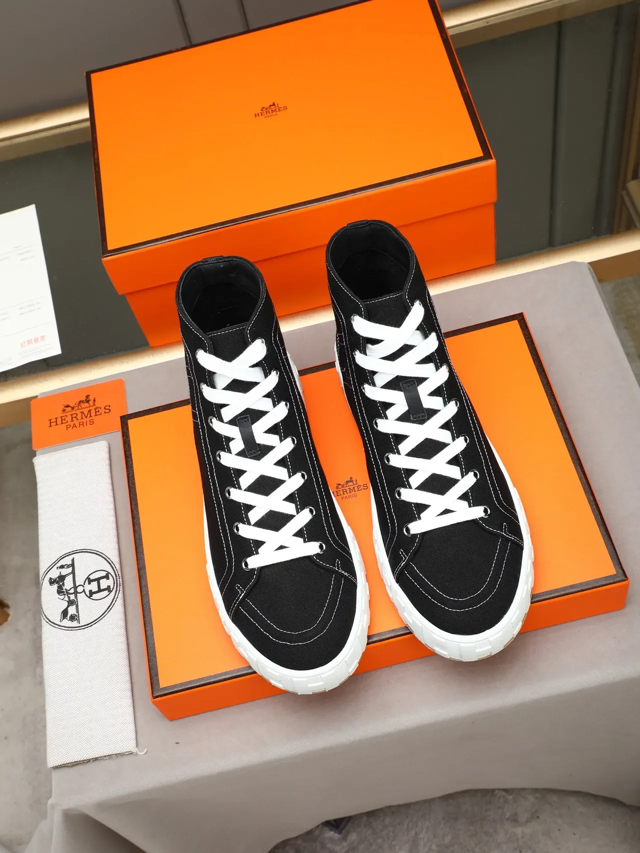 Hermès H Canvas Sneakers Hautes Noir et Blanc Lifestyle Sneakers 2