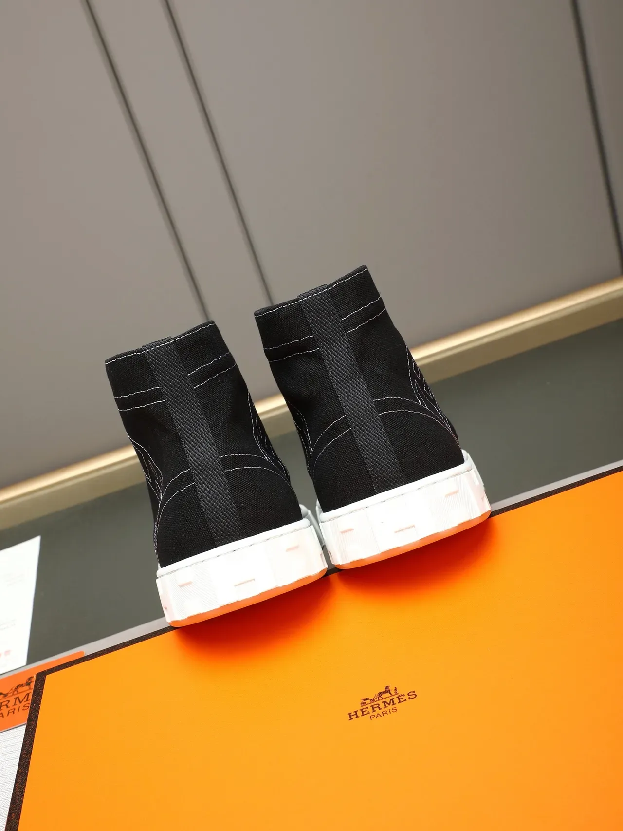 Hermès H Canvas Sneakers Hautes Noir et Blanc Lifestyle Sneakers 3